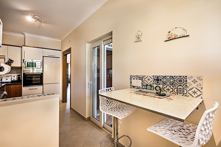 Stylish fully equipped kitchen with breakfast bar in Cabanas de Tavira
