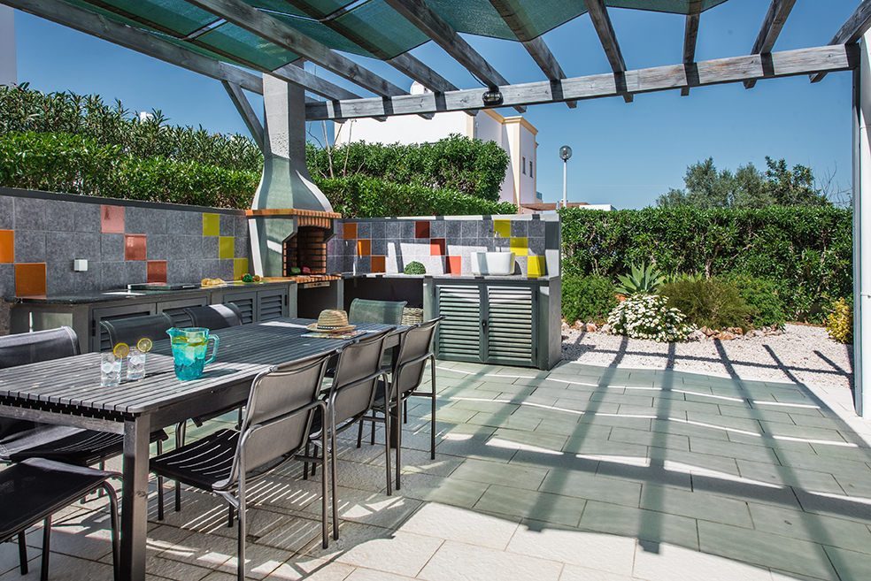 Ajacent to the kitchen you´ll find the BBQ area with fiited BBQ, with outdoor kitchen and table and chairs