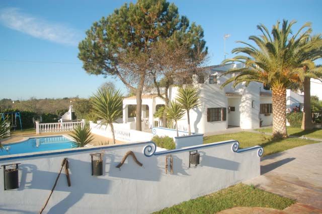 Three bedroom villa with pool very near the Ria Formosa natural reserve and sea