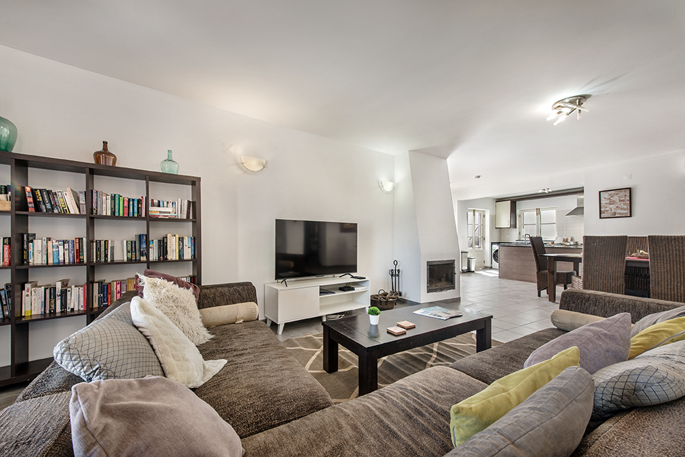 Spacious open plan living room with dinning area and kitchen in Tavira