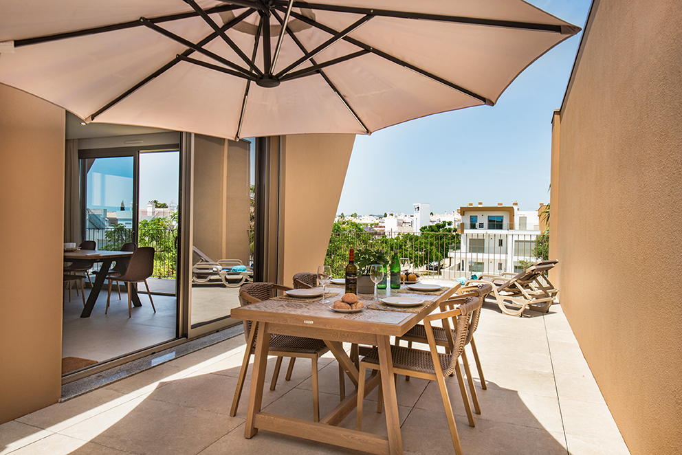 Beautiful penthouse apartment in Cabanas de Tavira with private terrace, pool, and garage close to the beach